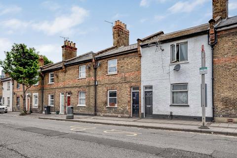 2 bed property, in Old Oak Lane, £550,000