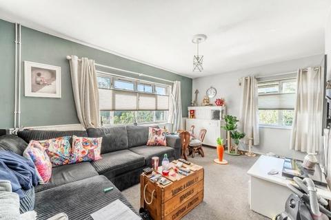 1 bed property, in Queens Walk, £225,000