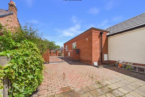 1 bed property, in High Street, £180,000