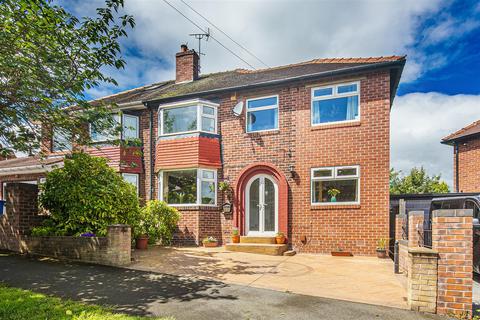 4 bed property, in 12 Richworth Road, £300,000