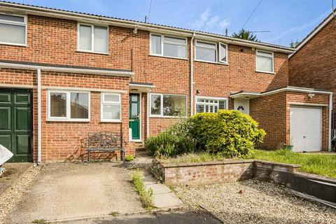 3 bed property, in Mead Close, £525,000