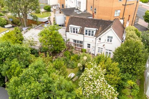 4 bed property, in Preston Park Avenue, £800,000