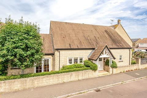 2 bed property, in Strongs Close, £525,000