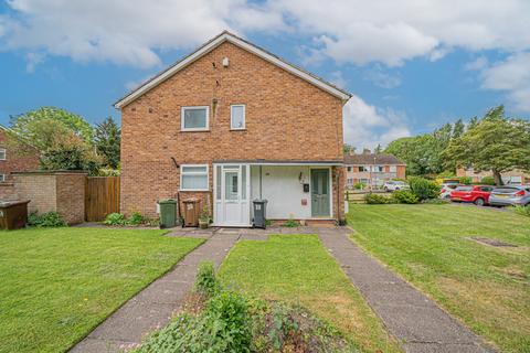 2 bed property, in St. Johns Close, £245,000