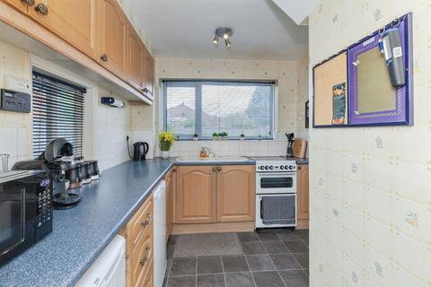 3 bed property, in Kew Drive, £290,000