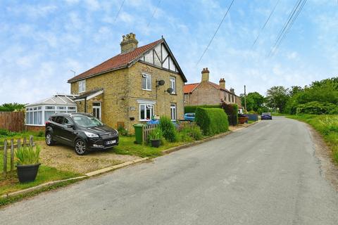 2 bed property, in St. Pauls Road South, £170,000