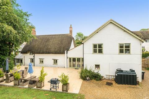 5 bed property, in High Street, £800,000