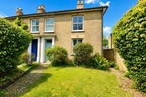 3 bed property, in Roydon Road, £270,000