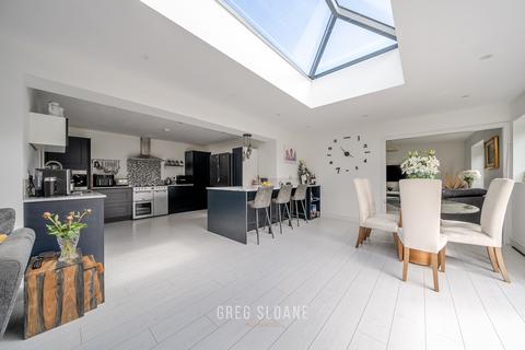 2 bed property, in Harley Road, £425,000