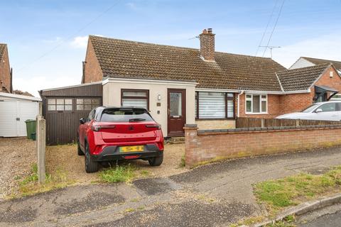 2 bed property, in Gowing Road, £270,000