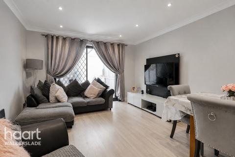 2 bed property, in Ramillies Close, £270,000