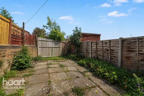 2 bed property, in Ramillies Close, £260,000