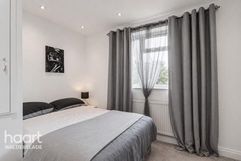 2 bed property, in Ramillies Close, £260,000