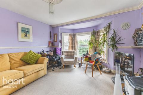 1 bed property, in Rosendale Road, £280,000