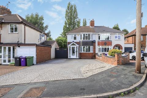 3 bed property, in Maurice Grove, £275,000