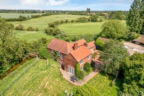 4 bed property, in Grassthorpe, £695,000