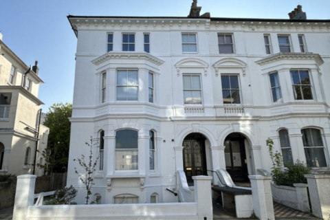 2 bed property, in 44 Dyke Rd, £150,000