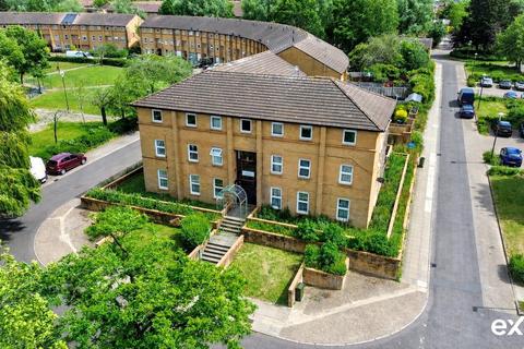 2 bed property, in Fishermead Boulevard, £170,000