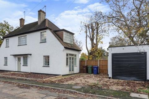 3 bed property, in Fernleigh Court, £550,000