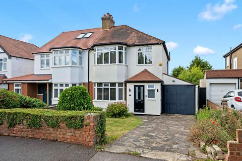 3 bed property, in Hawthorn Road, £750,000
