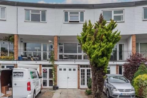 3 bed property, in The Drummonds, £625,000