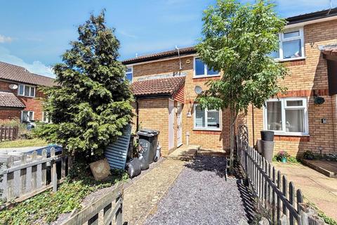 2 bed property, in Bedford MK41, £215,000