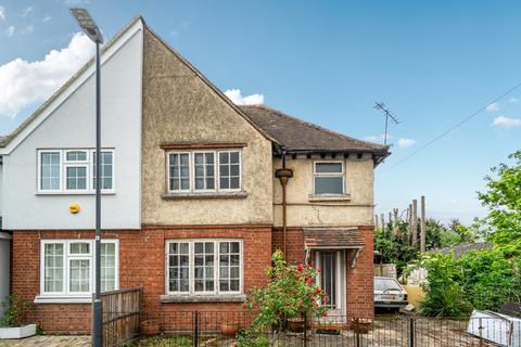 2 bed property, in Glebe Road, £600,000