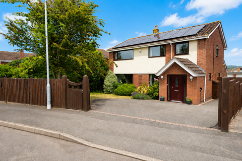 4 bed property, in Allington Gardens, £725,000