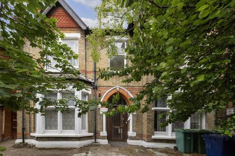 6 bed property, in Kings Avenue, £1,750,000