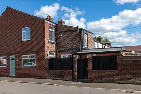 2 bed property, in Mason Street, £180,000