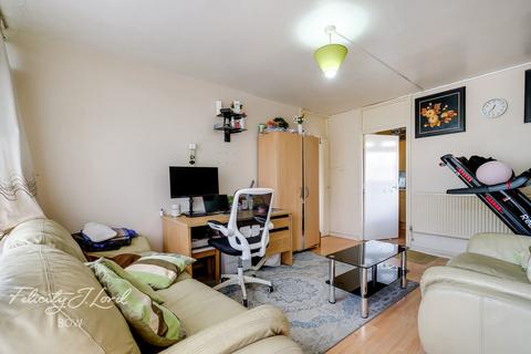1 bed property, in Hobday Street, £200,000