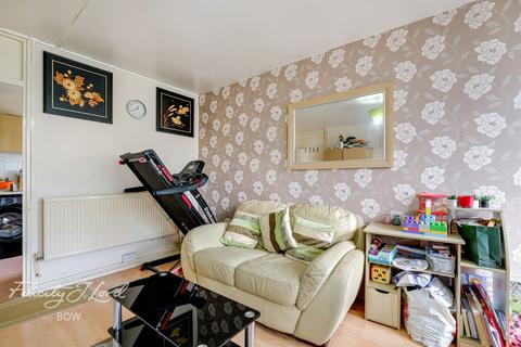 1 bed property, in Hobday Street, £200,000