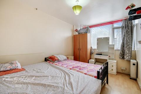 1 bed property, in Hobday Street, £200,000