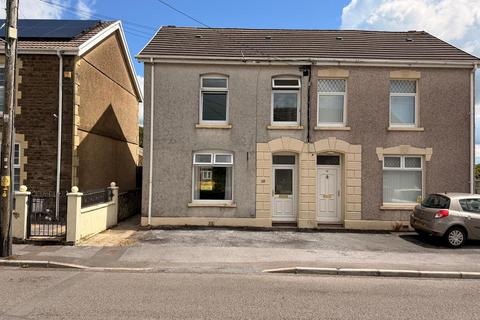 3 bed property, in Maes Road, £175,000