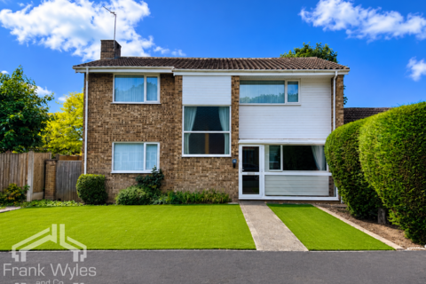 4 bed property, in Hall Park Drive, £495,000