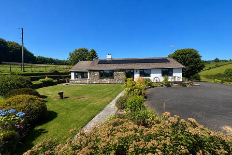 3 bed property, in Cwrtnewydd, £625,000