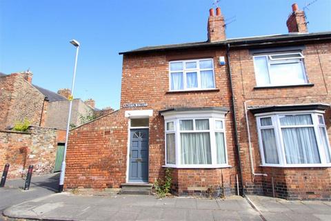 2 bed property, in Kingston Street, £82,000