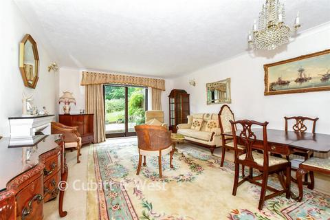 2 bed property, in Harrowlands Park, £375,000