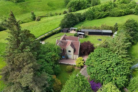6 bed property, in Spring Villa, £725,000