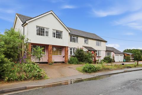 9 bed property, in Southminster Road, £950,000