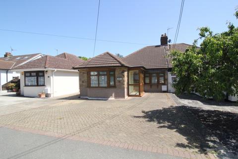 1 bed property, in Thorndon Avenue, £425,000