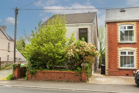 3 bed property, in Brynymor Road, £225,000