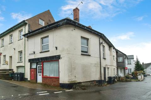 6 bed property, in The Square, £160,000