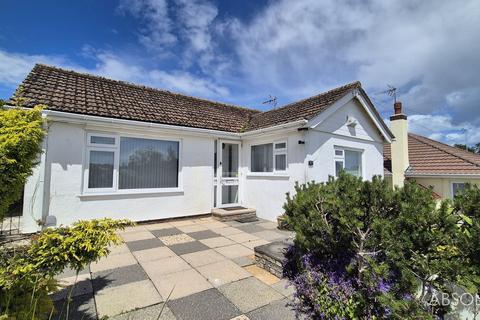2 bed property, in Churston Way, £325,000