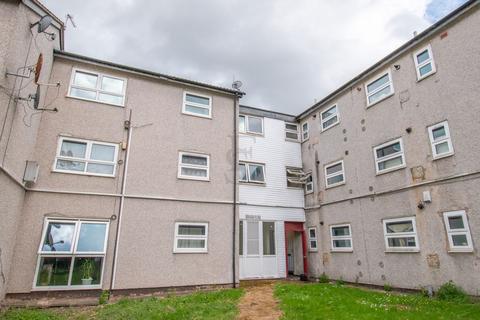 1 bed property, in Portmore Close, £120,000