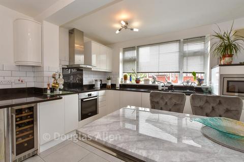 3 bed property, in Crooked Mile, £475,000