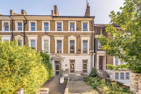 1 bed property, in Lewisham Way, £300,000