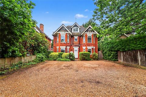 2 bed property, in Woking, £320,000