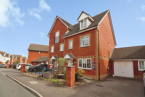 3 bed property, in Clos Yr Wylan, £380,000