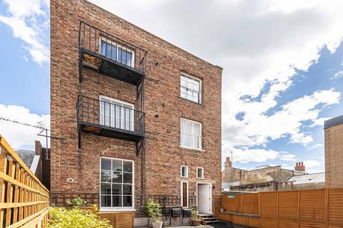 2 bed property, in High Street, £170,000